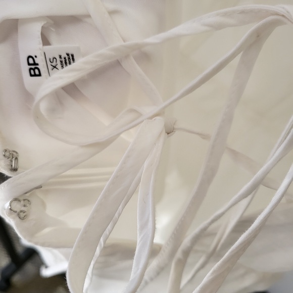 White Cotton with Lace Backless Romper - Picture 5 of 5